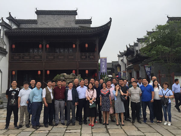 部分與會代表在蕪湖鳩茲古鎮合影留念