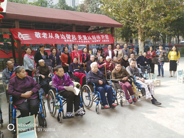 九九重陽，慰問團成員與老人們歡聚一堂，共度節日！