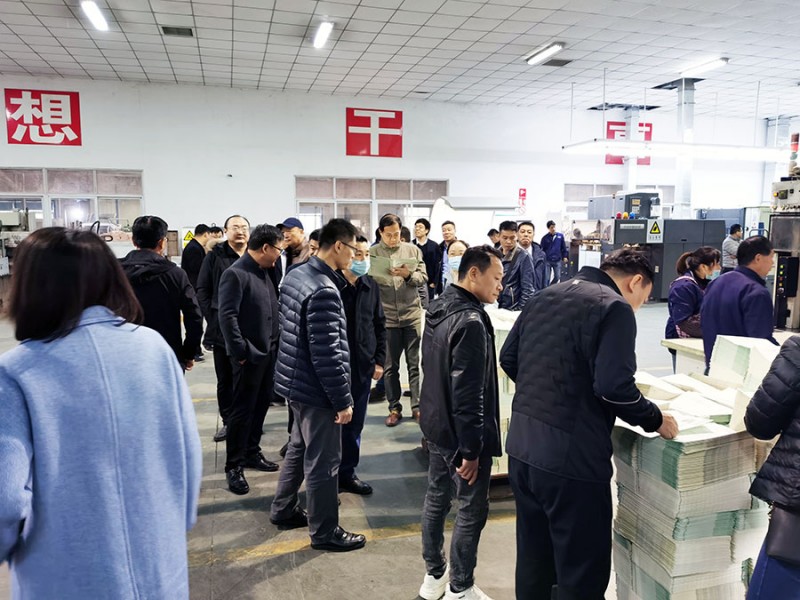 與會人員在華豐印務制版車間參觀愛司凱智捷800型CTP制版機