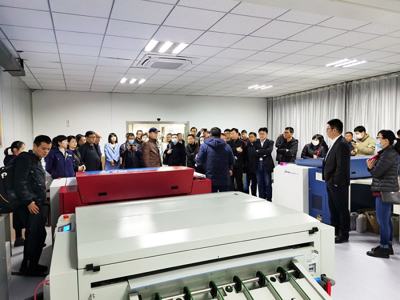 與會人員正在細看由鑒定專家簽名的愛司凱智捷800型CTP制版機輸出的CTP板