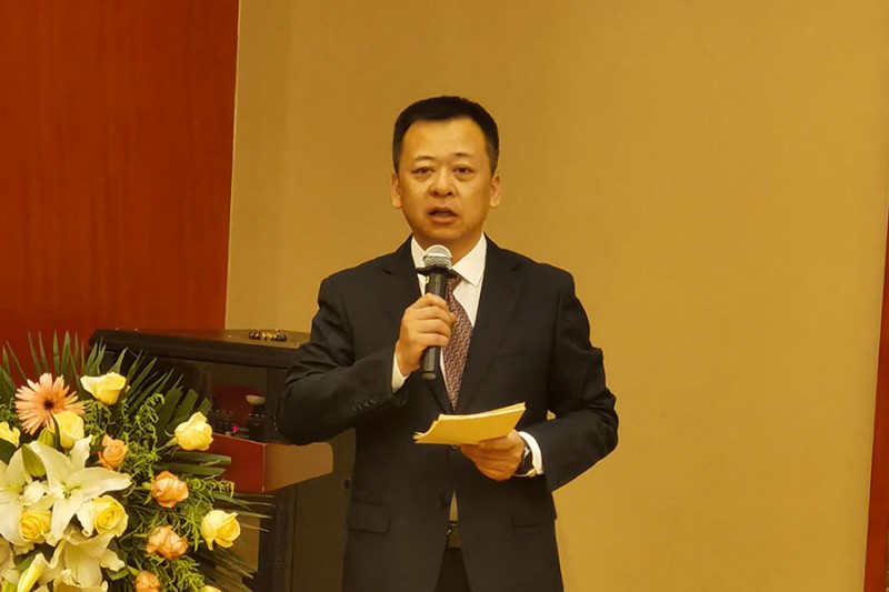 安徽新華印刷有限公司經理謝振軍主持大會