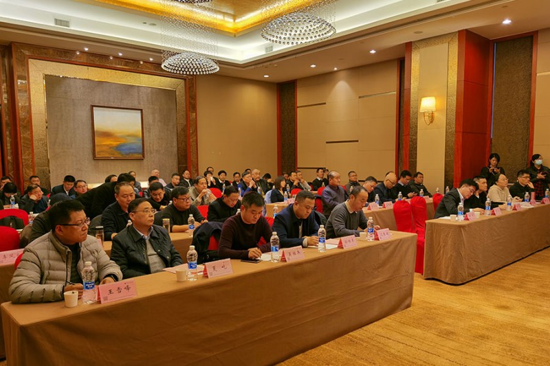 來自全國各地的出版印刷界大咖們歡聚一堂,正在認真聆聽國產電子膠片制版技術的介紹