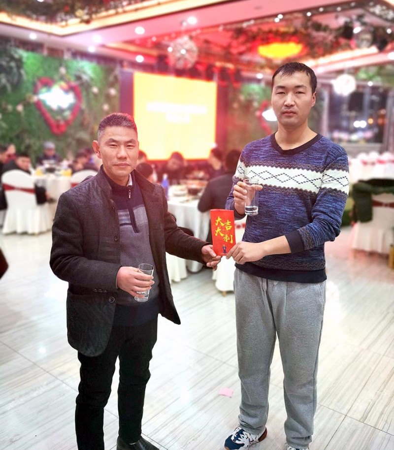 合肥鑫輝耀印務(wù)有限公司總經(jīng)理陳洪奎與特等獎(jiǎng)中獎(jiǎng)?wù)吆嫌傲裟? /><br />
<strong>合肥鑫輝耀印務(wù)有限公司總經(jīng)理陳洪奎與特等獎(jiǎng)中獎(jiǎng)?wù)吆嫌傲裟?/strong><br />
<br />
<img src=