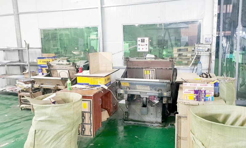 兩臺手動(dòng)模切機(jī),可零星、快速地模切出成品