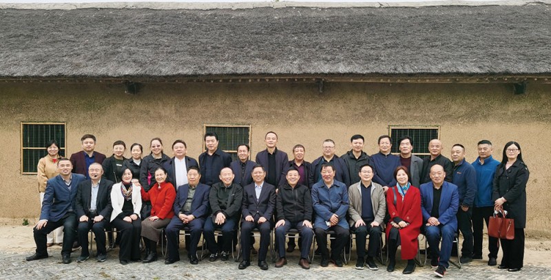 參觀吳圩鎮(zhèn)黨員教育活動中心的全體人員在李總理祖上舊居前合影留念