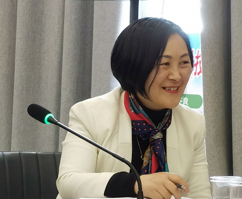 商會副會長兼秘書長徐敏介紹出席會議人員